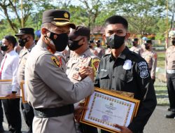 Kapolres Simeulue Berikan Penghargaan Kepada Pemerhati Penyu.