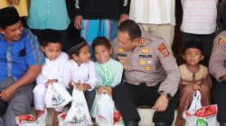 Kapolres Lhokseumawe Bagikan Ratusan Paket Daging Meugang Kepada Anak Yatim dan Warga Miskin.