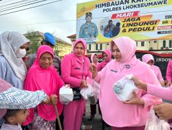 Bhayangkari Cabang Lhokseumawe Berbagi Takjil Kepada Pengguna Jalan.