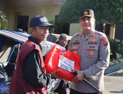 Kapolda Aceh Serahkan Bansos Untuk Petugas Kebersihan Dan Tukang Becak.