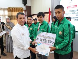 Pj Bupati Aceh Tengah Serah Bonus Kepada Atlet Peraih Medali Pada Popda Meulaboh.