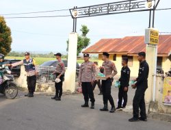 Polsek Montasik Bagi Takjil Berbuka Para Pengguna Jalan.