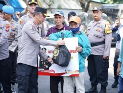 Kapolri Bagikan 2.000 Bansos Ke Warga Jakarta Utara.