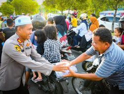 Ketua Bhayangkari Cabang Pidie Bagikan Ratusan Takjil ke Pengguna Jalan.