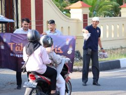 Personel Ditreskrimsus Polda Aceh Bagikan 250 Paket Takjil untuk Masyarakat.