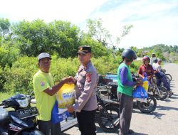 Personel Polres Aceh Jaya Salurkan Bantuan Kemanusiaan Kepada Tukang Becak.