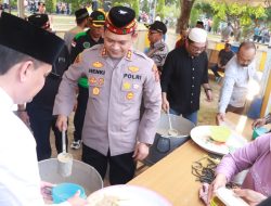 Kapolres Lhokseumawe Bagi Takjil Kanji Rumbi Kepada Masyarakat.