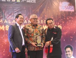 Ketum SMSI Serahkan Award SMSI Aceh Kepada 15 Tokoh Aceh.