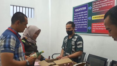 Polisi Serahkan Tersangka Penyedia Miras di Banda Aceh ke Jaksa.
