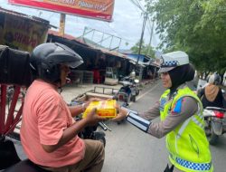 Jumat Berkah, Personel Ditlantas Polda Aceh Bagikan Nasi Kotak untuk Masyarakat.