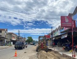 Dinas PUPR Lakukan Pemeliharaan Berkala Sejumlah Ruas Jalan Di Banda Aceh.