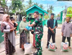 Jum’at Berkah Kodim 0103/Aut Bagikan Ratusan Paket Sembako Di Syamtalira Aron.