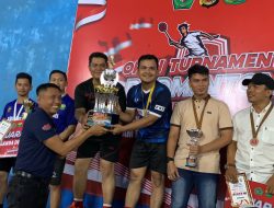 Kapolres Pidie Serahkan Trophy kepada Juara I Badminton.