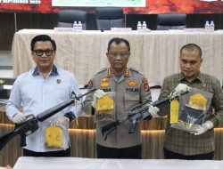 Tokoh Masyarakat Pidie Serahkan Dua Pucuk Senpi M-16 Sisa Komflik Ke Polda Aceh.