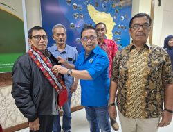 Pengurus PWI Aceh Sambut Ketum PWI Pusat Dengan Pengalungan Selempang.