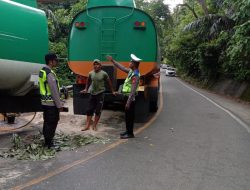 Polres Aceh Besar Atur Lalu Lintas Dilokasi Tumpahnya CPO.