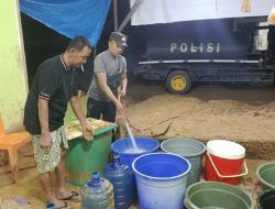 Polisi Salurkan Air Bersih Untuk Korban Banjir di Trumon Tengah.