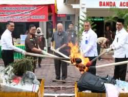 Kejari Banda Aceh Musnahkan Barang Sitaan Hasil Kejahatan.