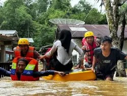 Respon Cepat Personil Presisi Sat Samapta Polres Langsa Bantu Evakuasi Korban Terjebak Banjir.