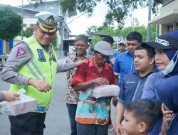 Jumat Berkah, Dirlantas Polda Aceh Berbagi Makan dan Beras Kepada Warga.