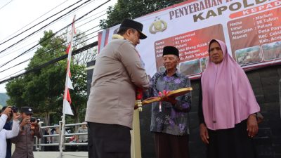 Kapolda Aceh Serahkan Bantuan Tiga Unit RLH Kepada Masyarakat Kurang Mampu.