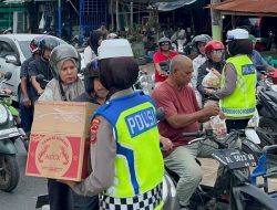 Bukti Nyata Polantas Polda Aceh Bagi-Bagikan Takjil Berbuka Kepada Pengendara.