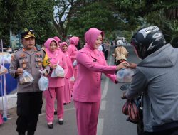 Kapolres Dan Ketua Bhayangkari Aceh Besar Bagikan Takjil Kepada Masyarakat Pengguna Jalan.