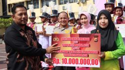 Kapolresta Banda Aceh Berikan Uang Pembinaan kepada Marching Band SD Bhayangkari
