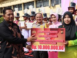 Kapolresta Banda Aceh Berikan Uang Pembinaan kepada Marching Band SD Bhayangkari