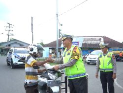 Dirlantas Polda Aceh Bagikan Takjil dan Paket Beras kepada Masyarakat.