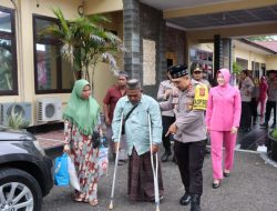 Kapolres Aceh Besar Bagikan Sembako Kepada Masyarakat Kurang Mampu.