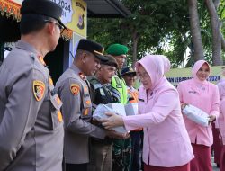 Ketua Bhayangkari Daerah Aceh Salurkan Paket Ramadhan kepada Personel di Pos Pam Lebaran.