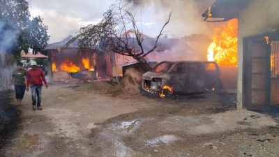 9 Unit Armada Damkar Dikerahkan  Untuk Memadamkan Kebakaran 4 Unit Rumah Di Krueng Barona Jaya.