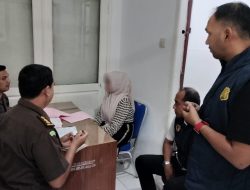 Penyidik Polda Aceh Serahkan Tersangka Kasus Judi Online ke JPU.