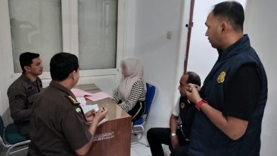 Penyidik Polda Aceh Serahkan Tersangka Kasus Judi Online ke JPU.