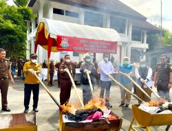 Kejari Banda Aceh Musnahkan BB Sitaan Yang Telah Berkekuatan Hukum Tetap.