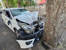 Hindari Tabrakan dengan Mobil Lain, Toyota Yaris Tabrak Pohon Asam.