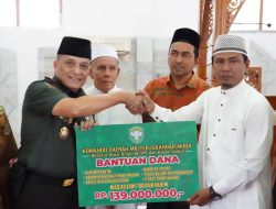 Pangdam IM Resmikan Ground Breaking dan Serahkan Dana Rehab Masjid Baiturrahim Ulee Lhee Banda Aceh.