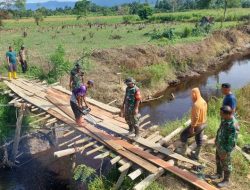 Kodim 0107/Aceh Selatan Perbaiki Jembatan Rusak.