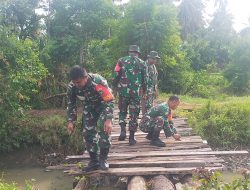 Koramil 08/Kuta Baro Gotong Royong Rehab Jembatan Akses Pertanian.