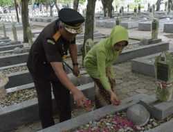 Kejati Aceh Gelar Upacara dan Ziarah di Taman Makam Pahlawan