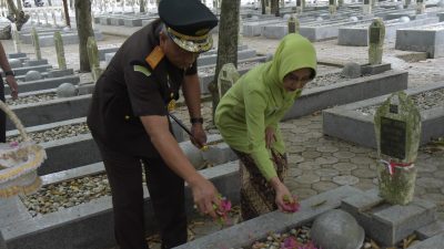 Kejati Aceh Gelar Upacara dan Ziarah di Taman Makam Pahlawan