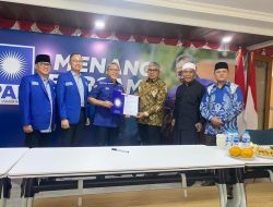 Ketum DPP PAN Serahkan Surat Rekomendasi Dukung Bustami Hamzah Cagub Aceh.