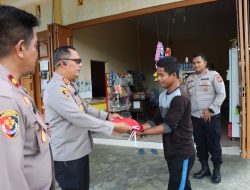 Kapolres Aceh Besar Bagikan Bendera Merah Putih Kepada Warga Kota Jantho.
