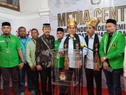 Rombongan Mantan Wabup Era Ampong Bang Antarkan Pasangan AMAN Mendaftar ke KIP Nagan Raya.