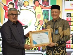 Gubernur Aceh Terima Penghargaan dari Garuda Indonesia.