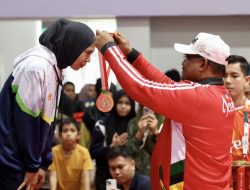 Pj Gubernur Aceh Kalungkan Medali Atlet Cabor Anggar Pada PON XXI.