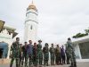 Kodam IM Gelar Pembersihan Menara Masjid Jami’ Baiturrahim Ulee Lhee.