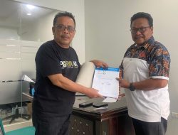 Ketua PWI Aceh Serahkan Dokumen Peserta Wartawan Media Center PON XXI.