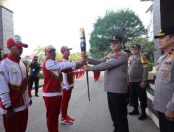 Kapolda Aceh Sambut Kirab Api PON di Polda Aceh.